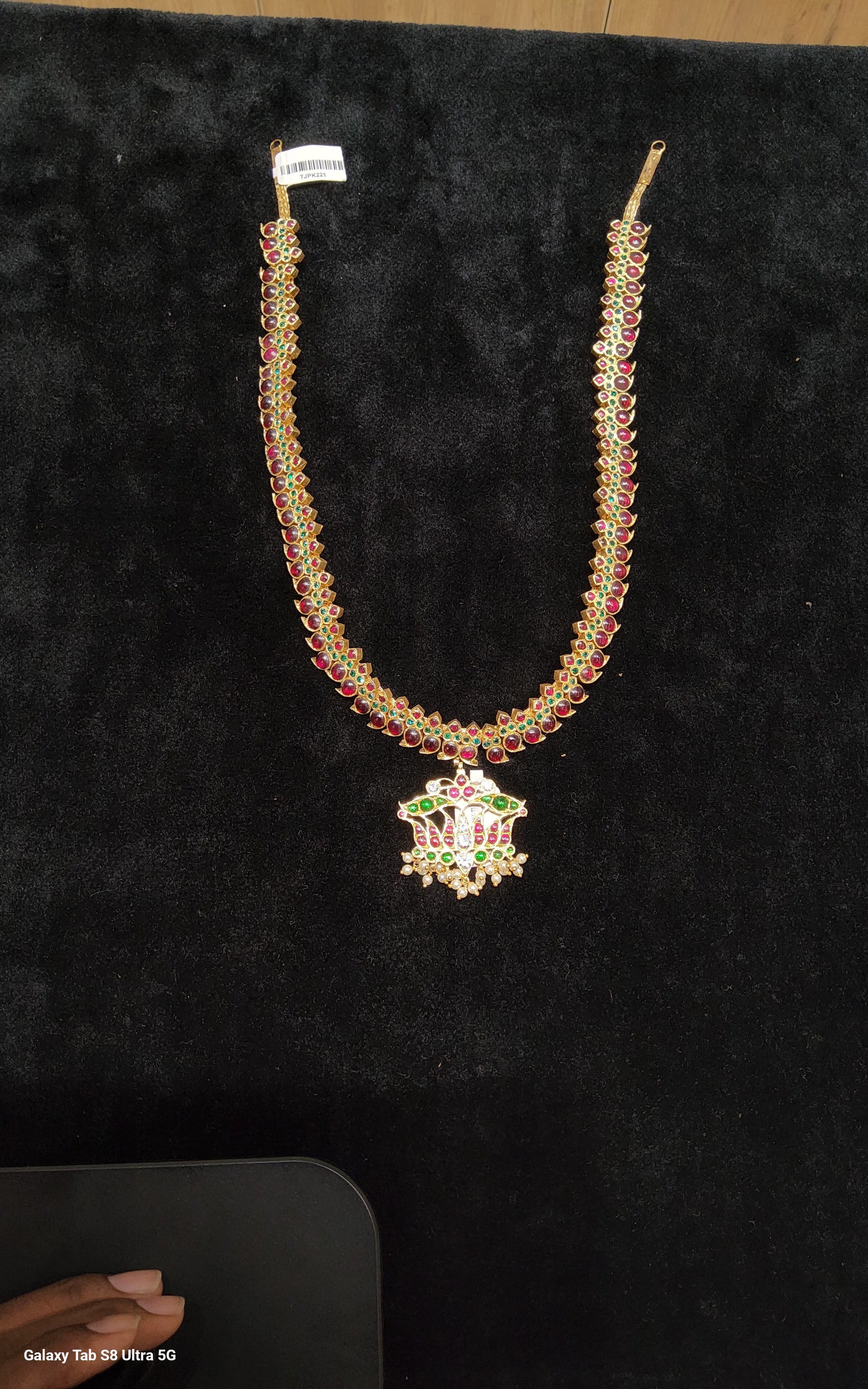 Manga Malai Temple Jewellery: Handmade silver necklace with gold leaf detail, close-up