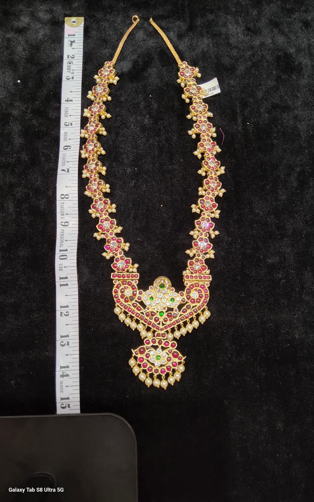 Handmade Nagar Mahari Mahudam Malai. Original temple jewellery pendant detail, gold and silver.