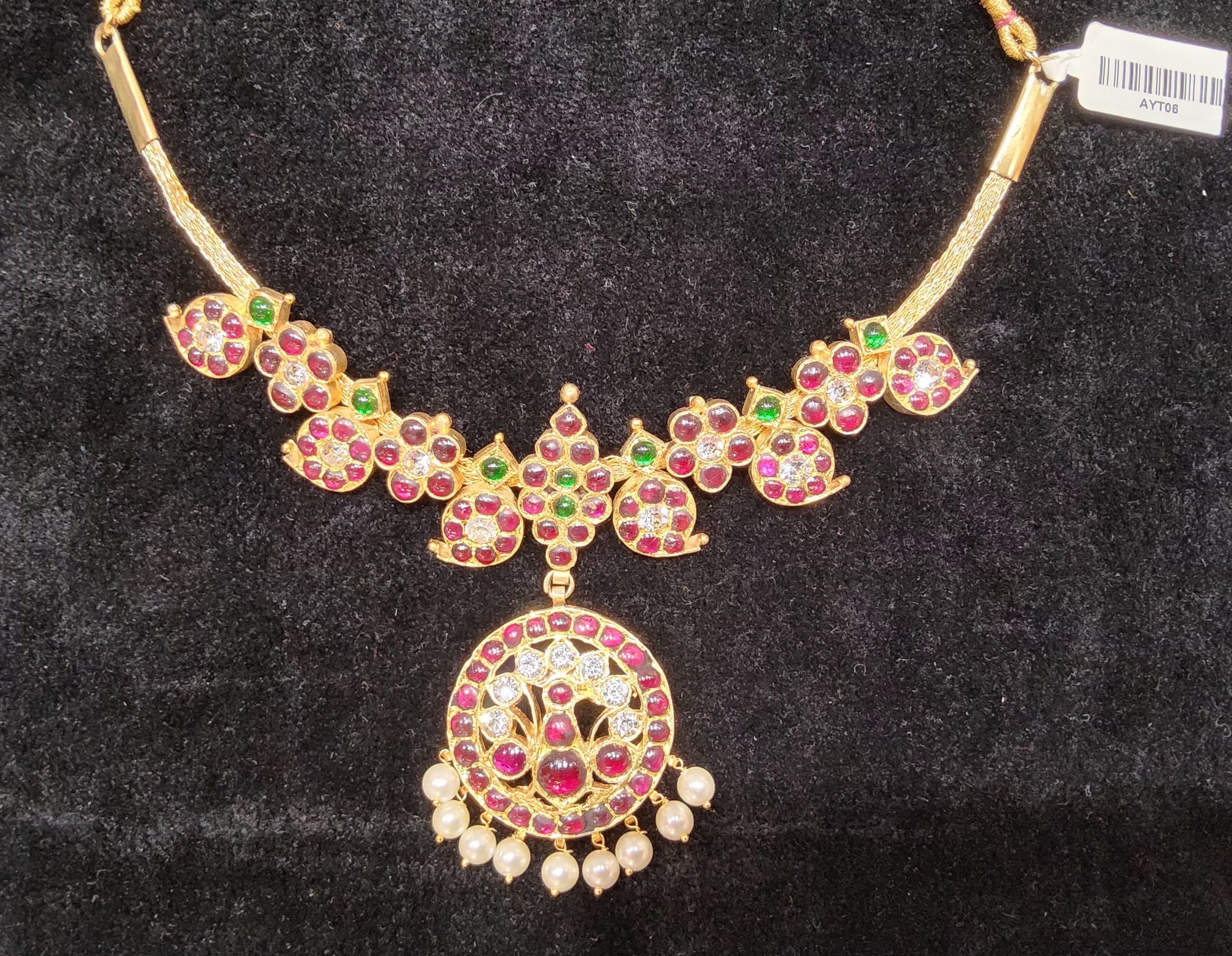 Temple Jewellery Necklace: Intricate gold design, traditional Indian jewelry