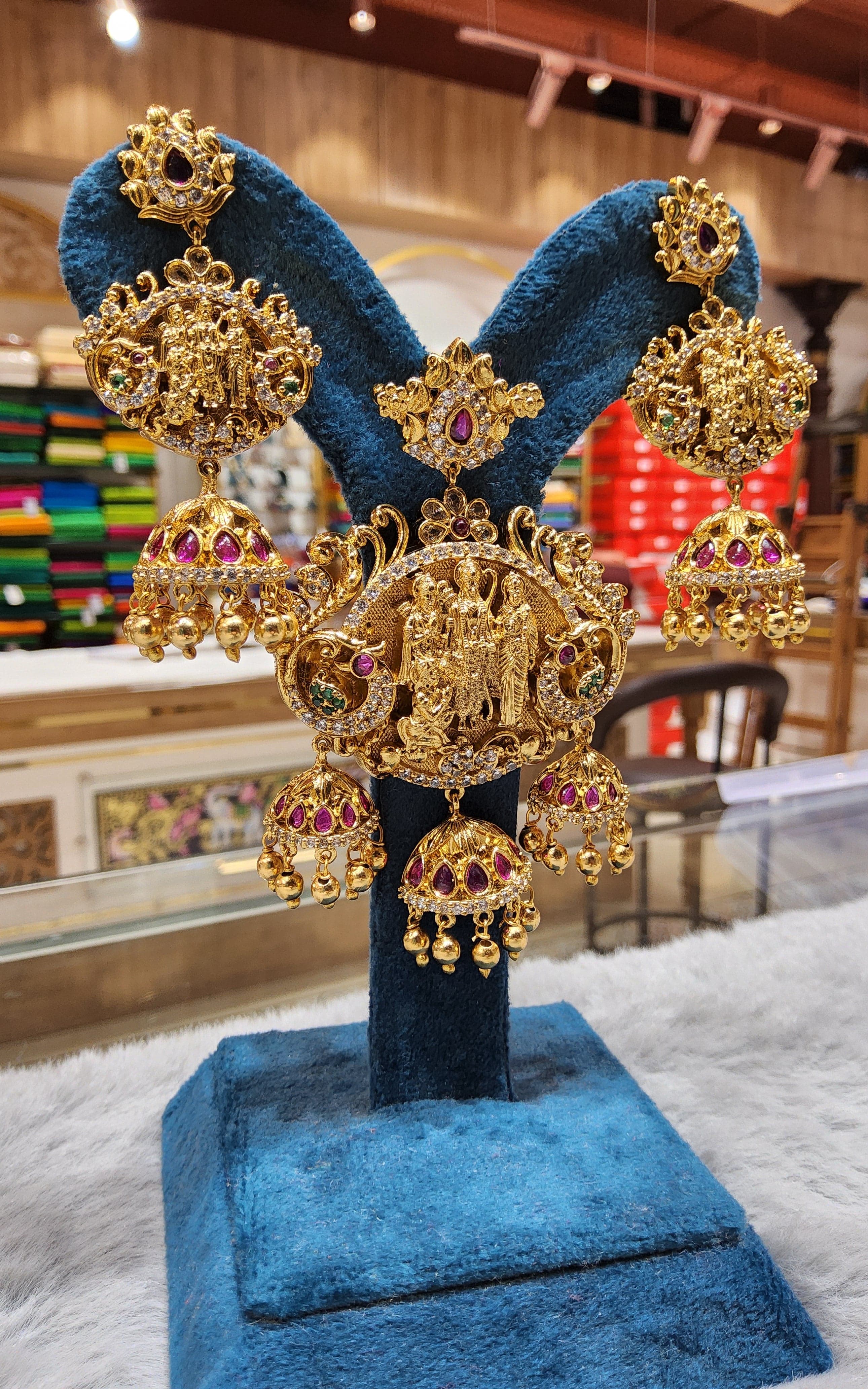 Pendant set for traditional wear: Gold finish, lightweight, comfortable design
