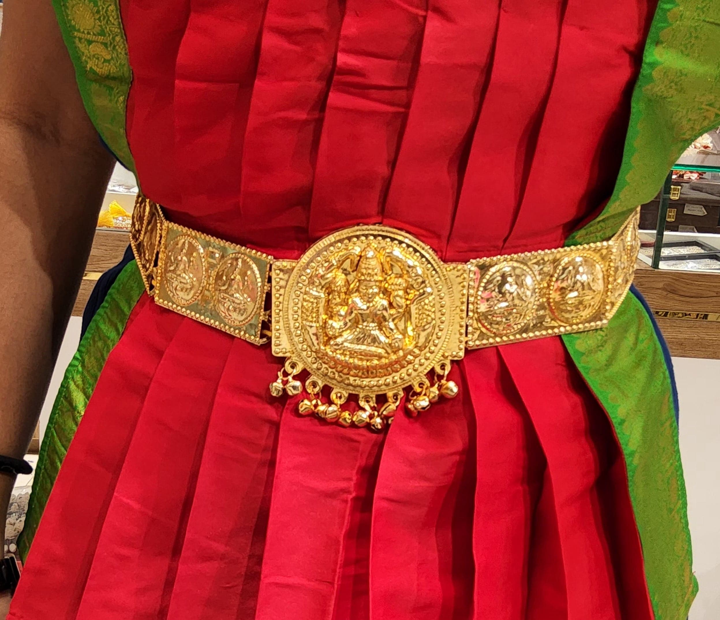 Bharathanatyam belt, gold imitation jewellery. Angle shot.
