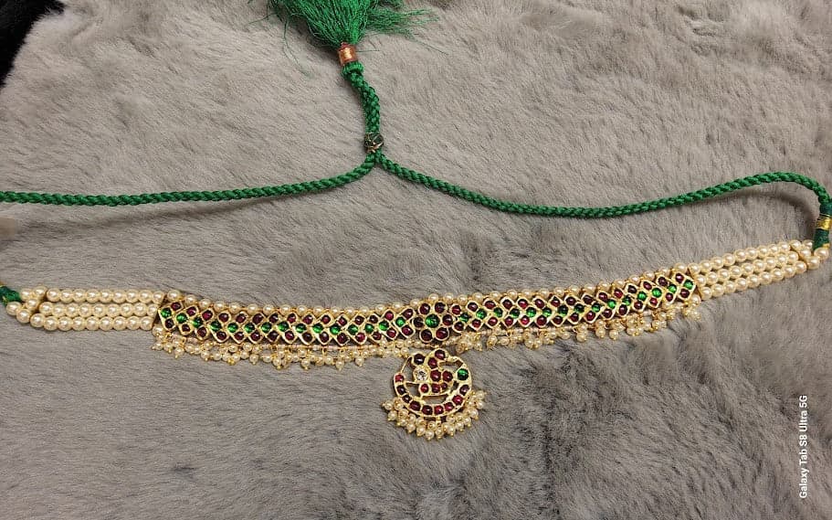 Close-up: Annam V Choker, silver base gold leaf temple necklace with Annam detail, kemp stone, bharatanatyam jewellery set