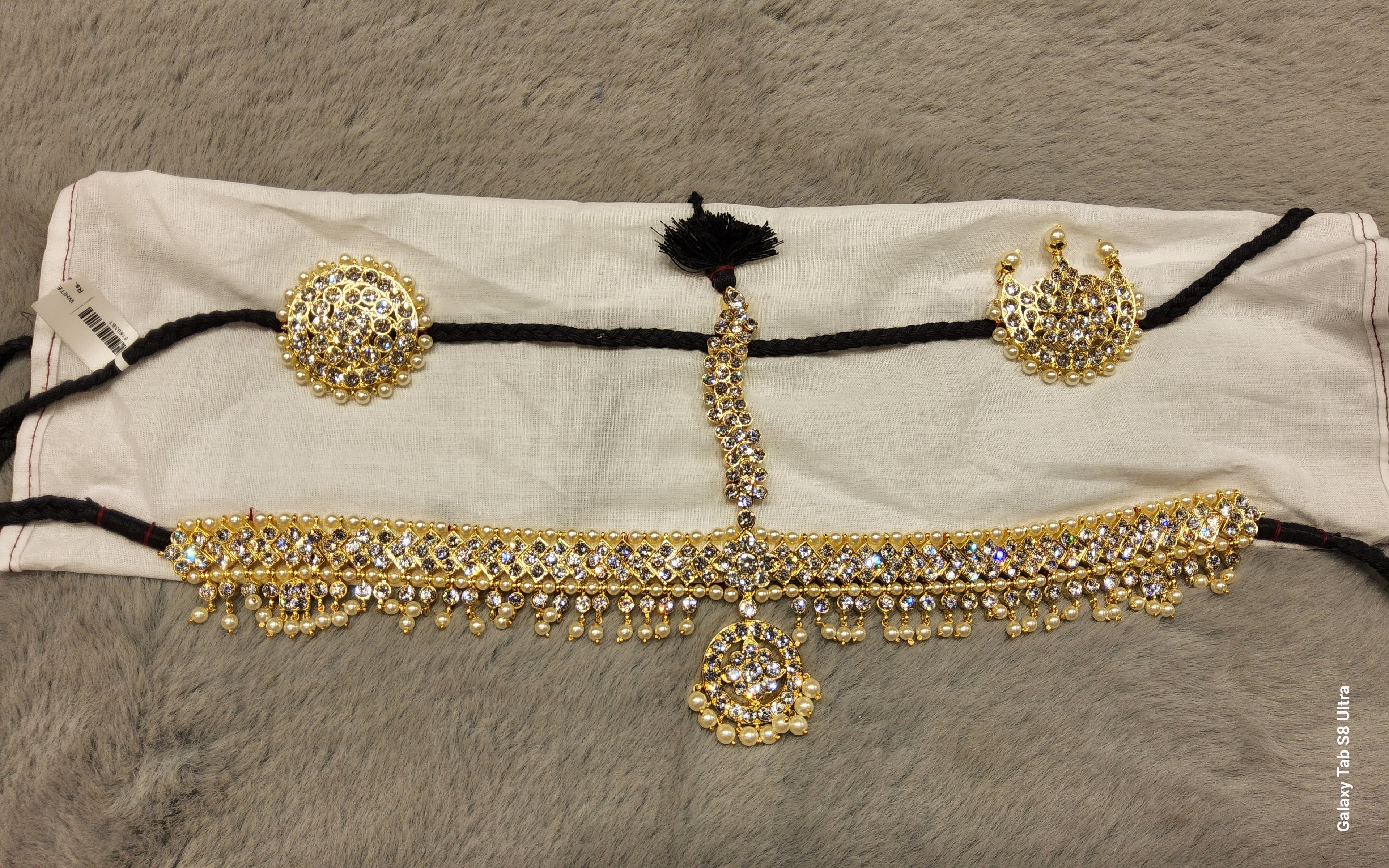 Bharatanatyam jewellery detail. Jhumka earrings with mattal, perfect for your dance dress.