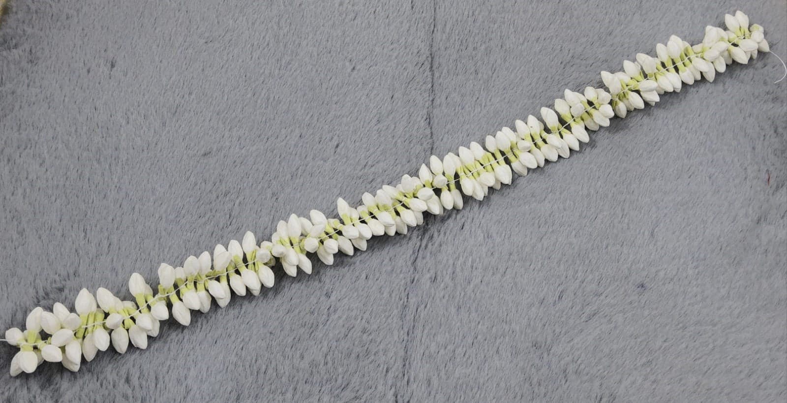 Artificial jasmine flowers, 24-inch garland. Ideal for festive decorations.