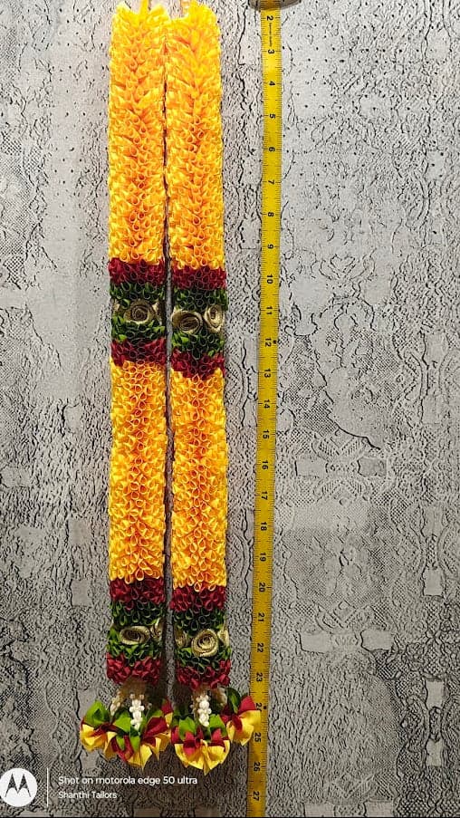 Cloth Krishna Garland: Full view of vibrant Mallai, ideal for deity decoration & Indian dance