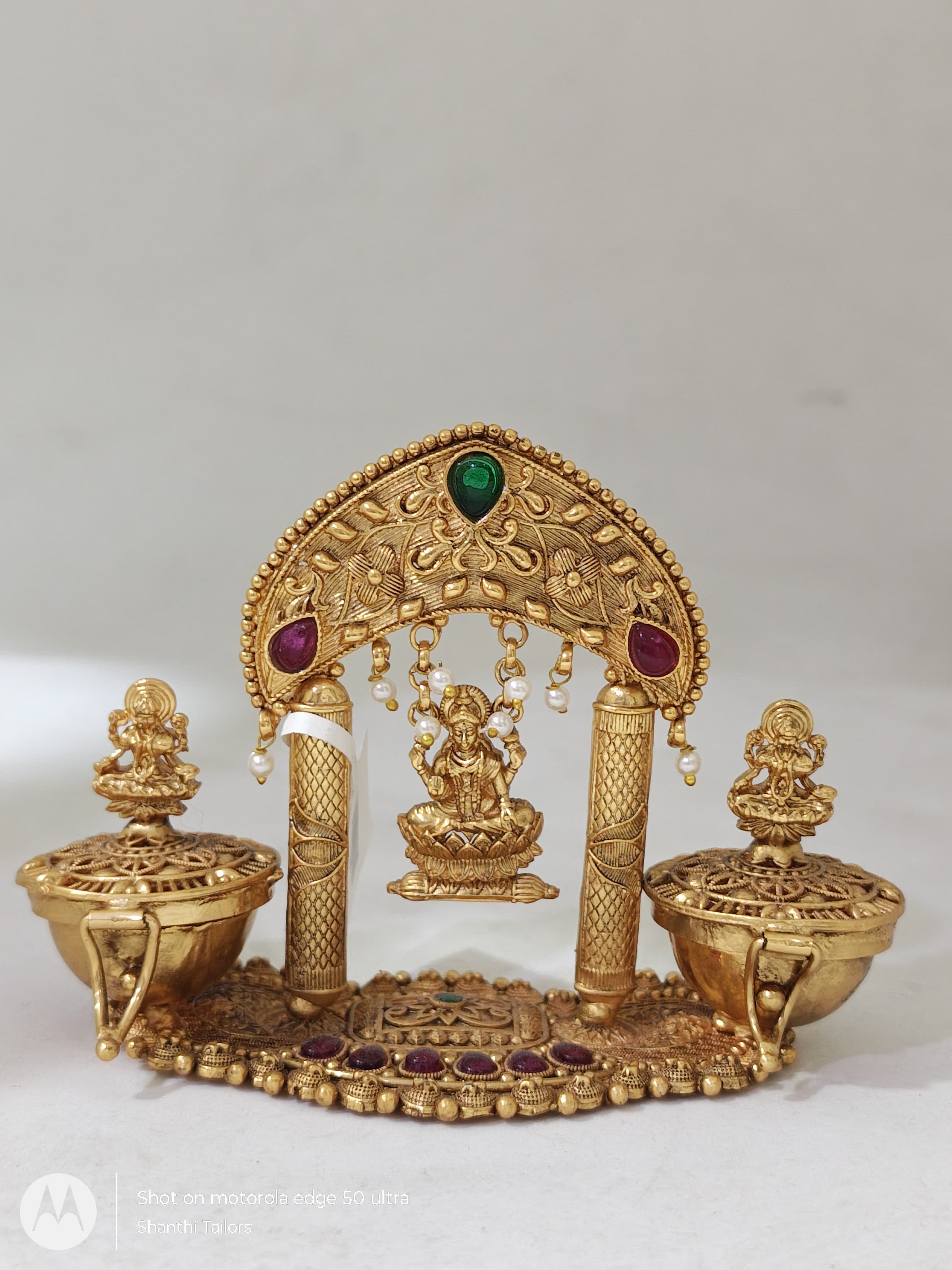 Beautiful Sindoor Box: Perfect for keeping sindoor safe. Traditional Indian design.